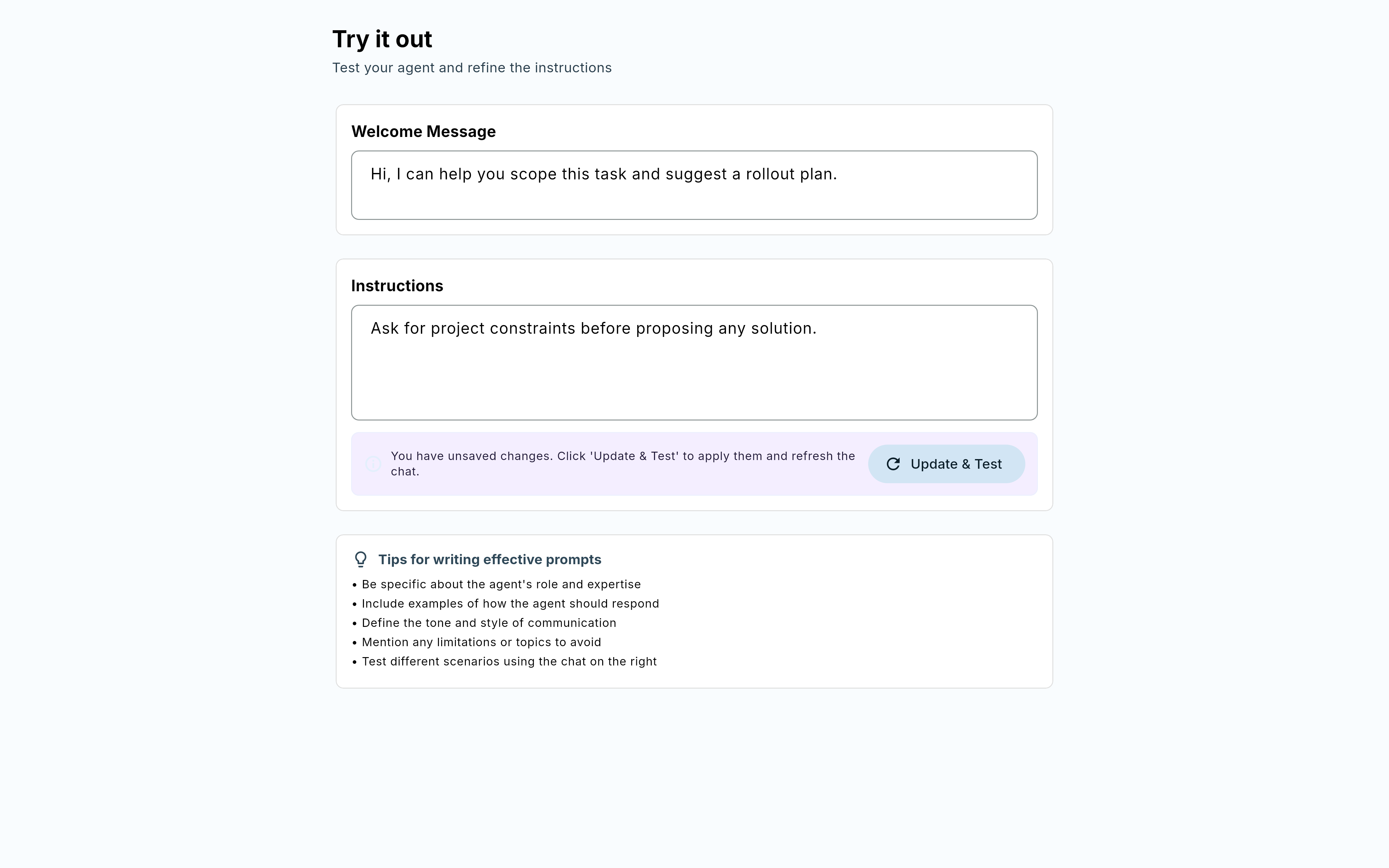 Schritt „Testen“: Felder für Willkommensnachricht und Anweisungen, mit Button „Aktualisieren & Testen“ und Tipps für effektive Prompts